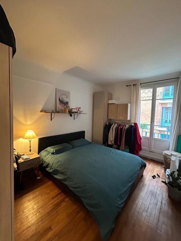 a bedroom with a green bed and a window at Schill Weiße Ruhe in Schweich