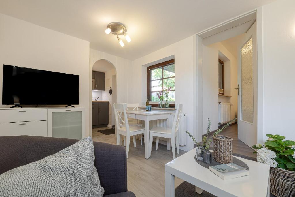 a living room with a couch and a table at Dünensand in Süderende