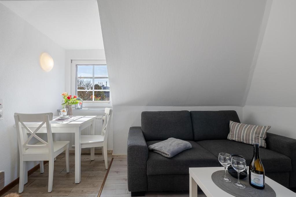 a living room with a couch and a table at Meeresbrandung in Süderende