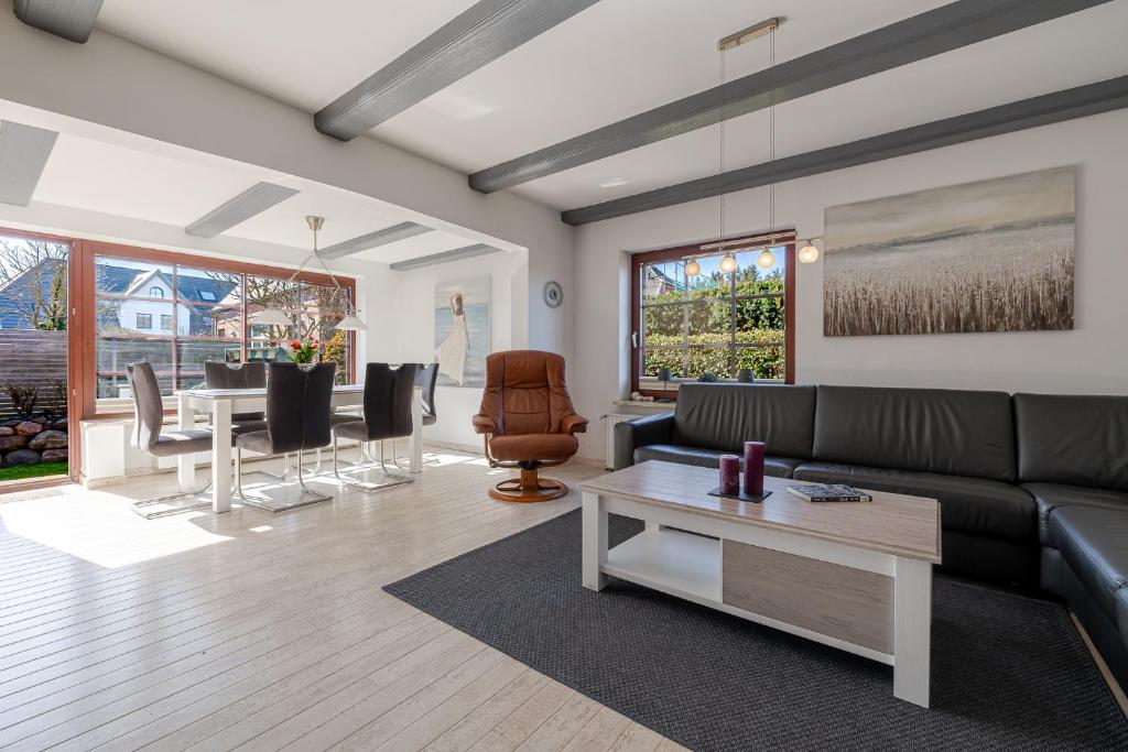 a living room with a couch and a table at Robbennest in Süderende