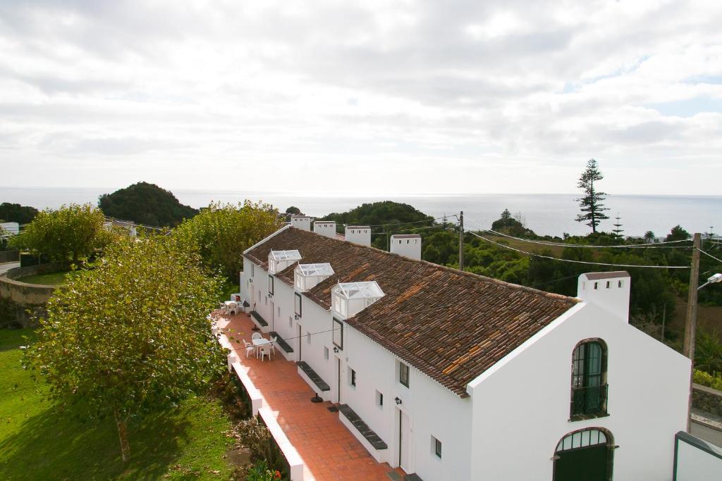 - une vue aérienne sur un bâtiment blanc dans l'établissement Apartamentos da Galé, à Caloura