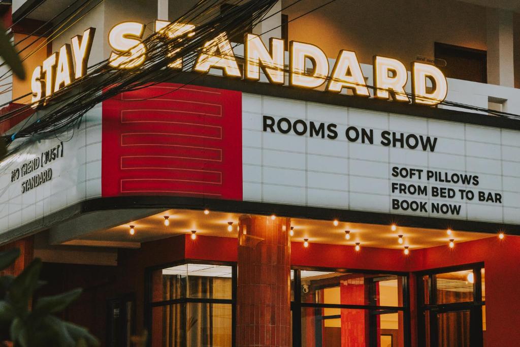 a building with a sign that reads rooms on show at STAY Standard HOTEL Kohlarn in Ko Larn