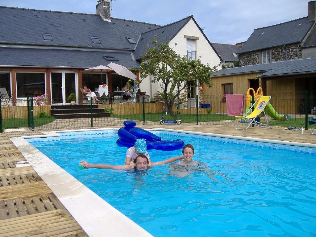 two children are swimming in a swimming pool at La Grande Mare in Saint-Benoît-des-Ondes