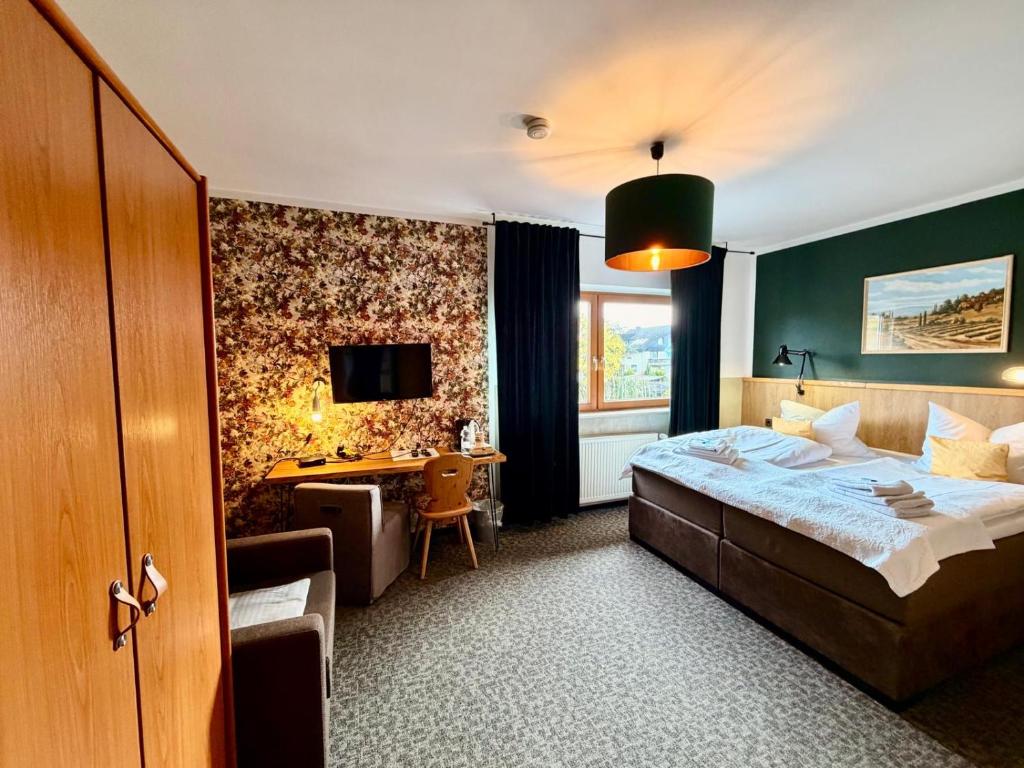 a hotel room with a bed and a desk at Hotel Kraus - Zentral in Bielefeld-Heepen, Gratis Parken, 24h Self Check-in in Bielefeld
