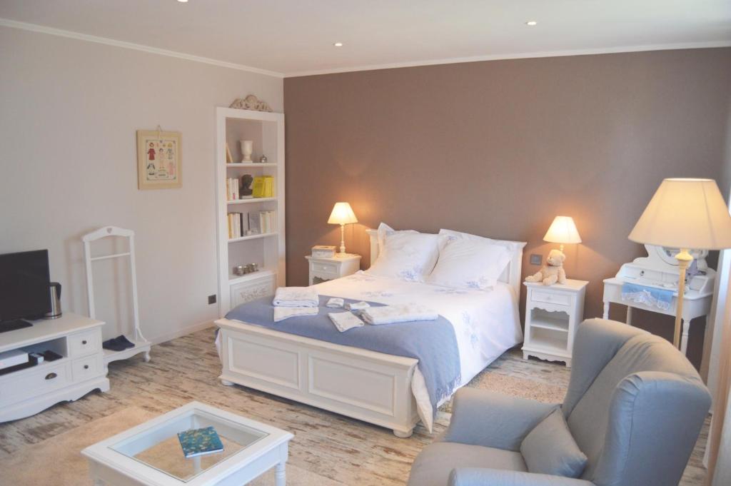 1 dormitorio con 1 cama, 1 sofá y 1 silla en Côté vignes en Marlenheim