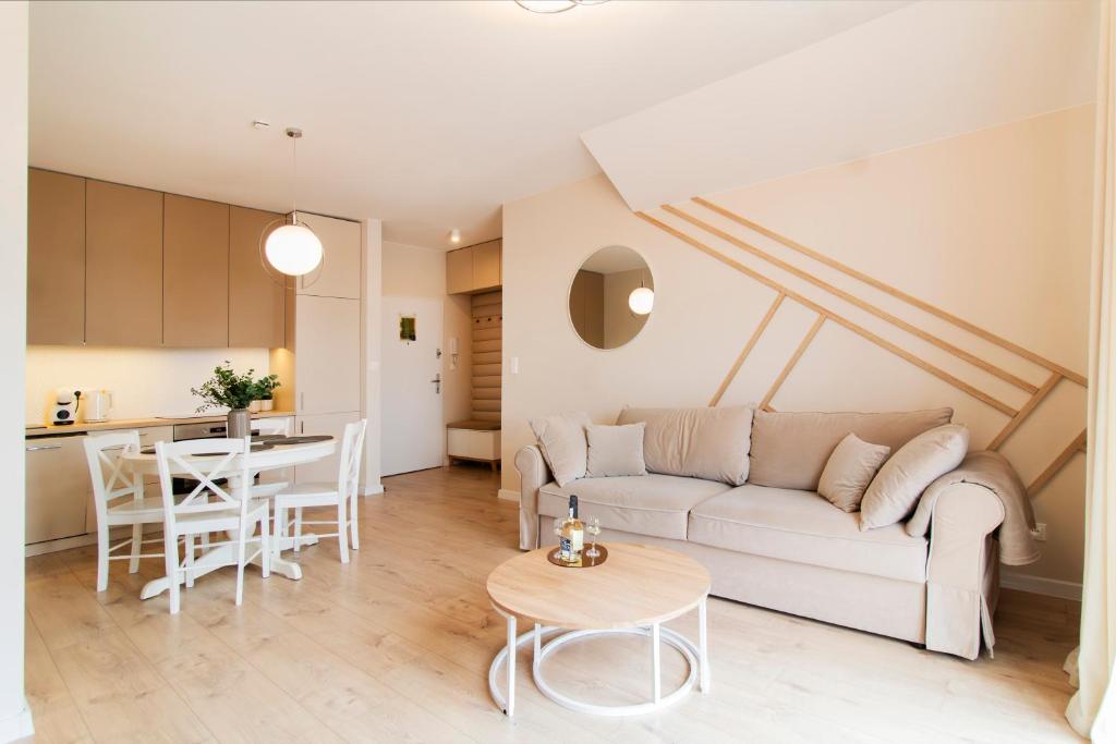 a living room with a couch and a table at Klimatyzowane Apartamenty Miedź i Miód in Bytom Odrzański