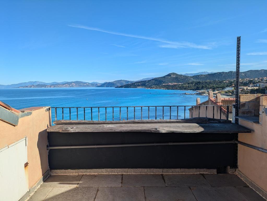 a balcony with a view of the ocean at Duplex sur la mer in LʼÎle-Rousse