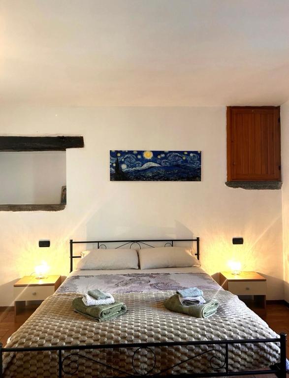 a bedroom with a bed with two towels on it at Al civico 7 Relax a due passi dal lago di Como in Oliveto Lario