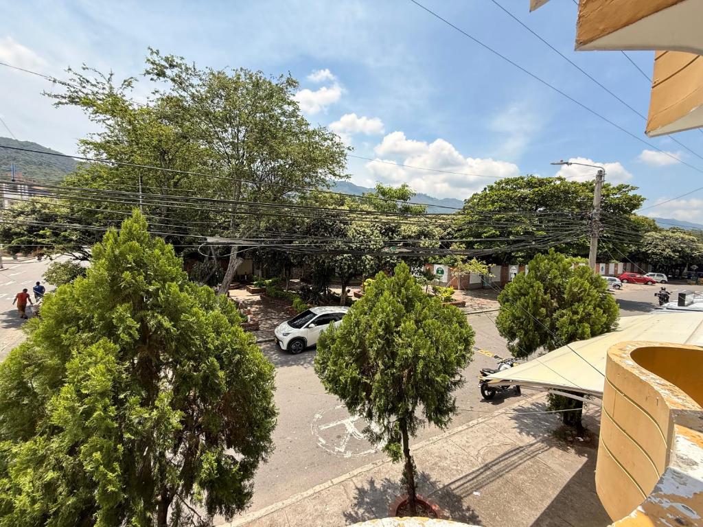 an overhead view of a parking lot with trees at Alojamiento Rozo in Girón