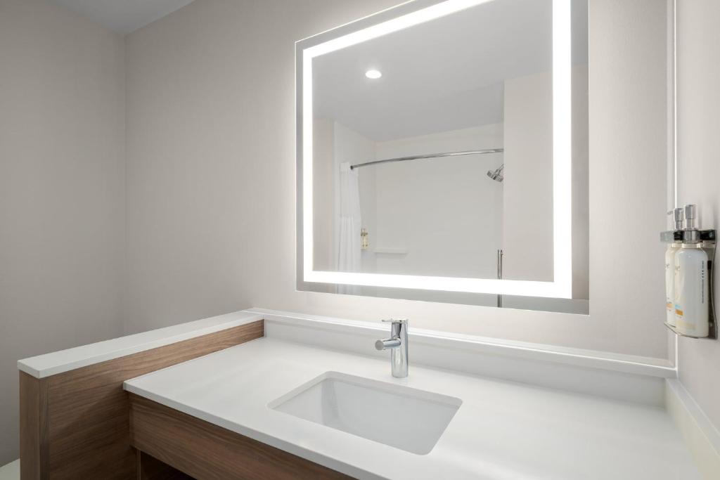 Holiday Inn Express & Suites DFW Airport Southwest - Euless by IHG photo