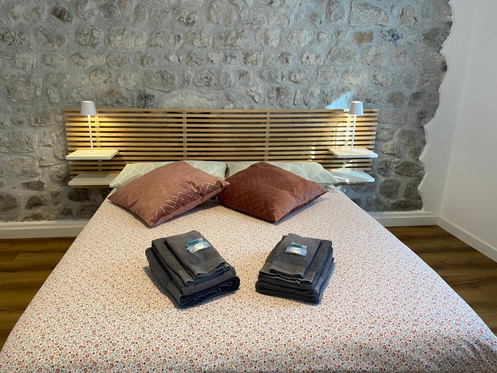 two bags sitting on top of a bed at Appartamento Scaligeri in Venzone