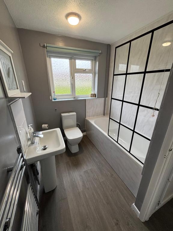 a bathroom with a toilet and a tub and a sink at 124, Three bed two storey chalet on Bermuda holiday park, Hemsby - Sleeps 7, bed linen and towels included with onsite entertainment and further entertainment close by - includes balcony in Great Yarmouth