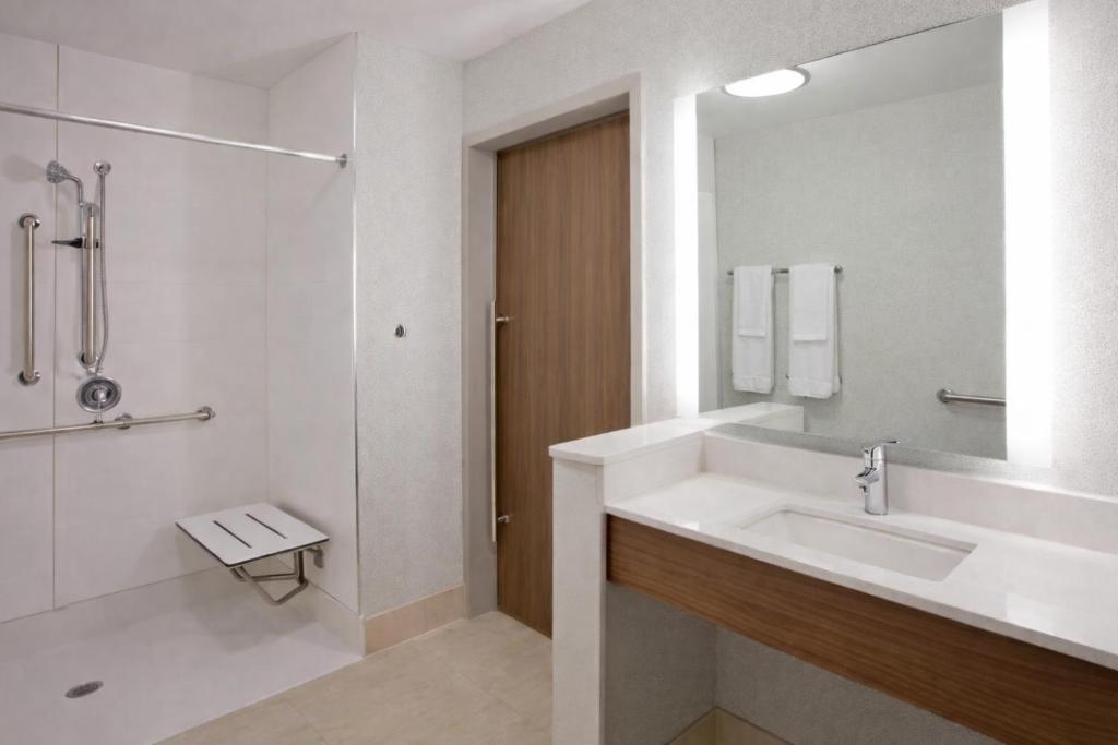Holiday Inn Express and Suites Des Moines Downtown by IHG photo