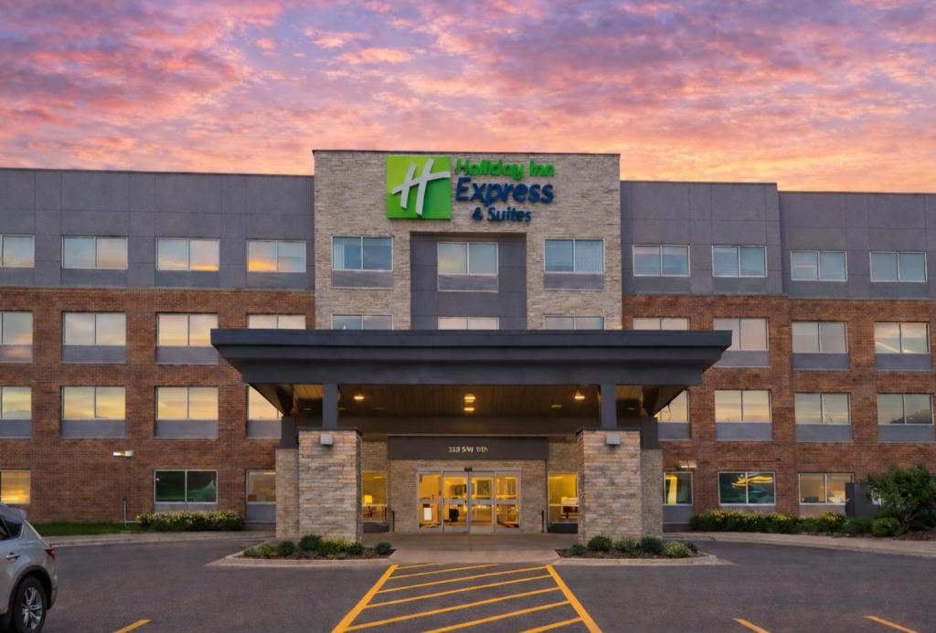 Holiday Inn Express and Suites Des Moines Downtown by IHG photo
