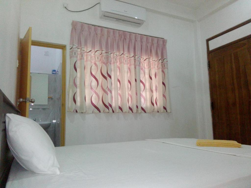Postel nebo postele na pokoji v ubytování Diyawara Home Stay