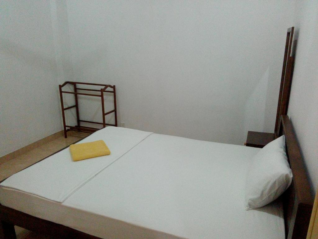 Postel nebo postele na pokoji v ubytování Diyawara Home Stay