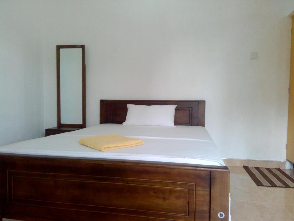 Postel nebo postele na pokoji v ubytování Diyawara Home Stay