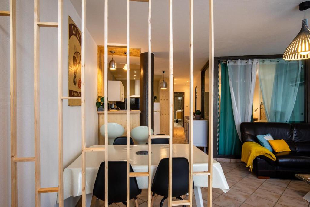 a living room with a table and chairs at Grand appartement spacieux au centre de Chambéry, gare à pied in Chambéry