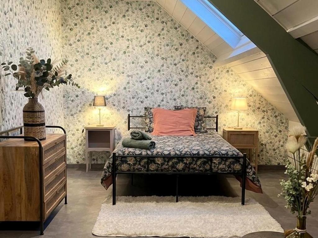 a bedroom with a bed with a pink pillow at Suite La Clé de la Liberté Maison Like and Love 25m2 avec coin salon in Duclair