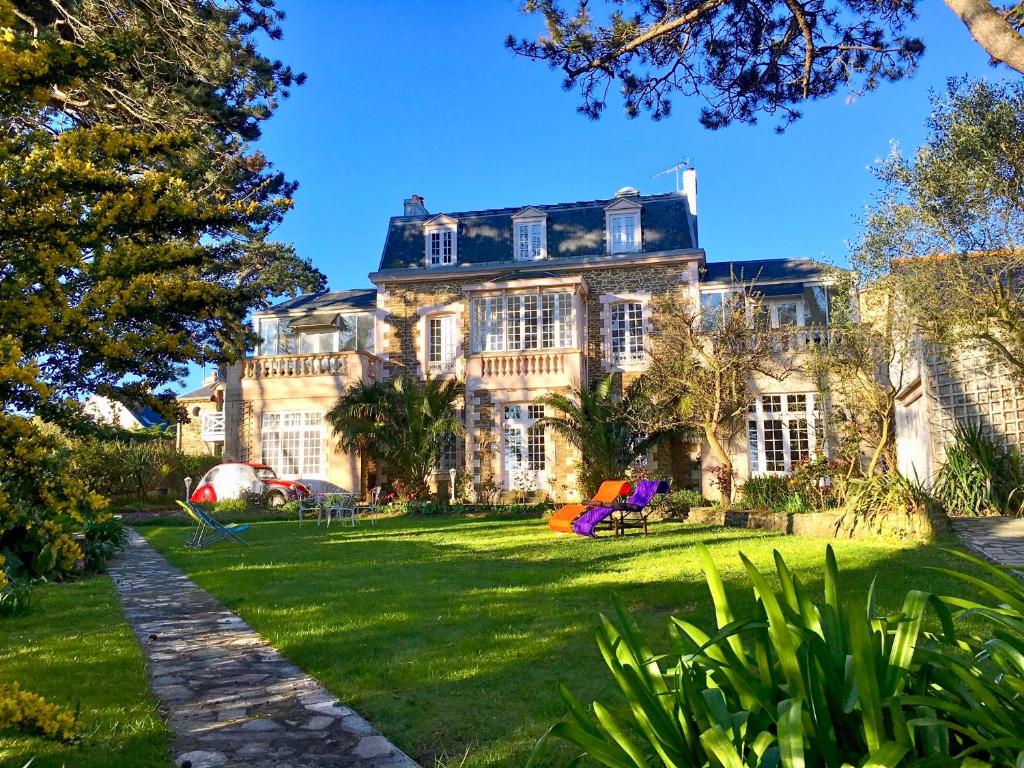 a large house with a lawn in front of it at Maison d'hôtes Villa Meinga in Saint-Coulomb
