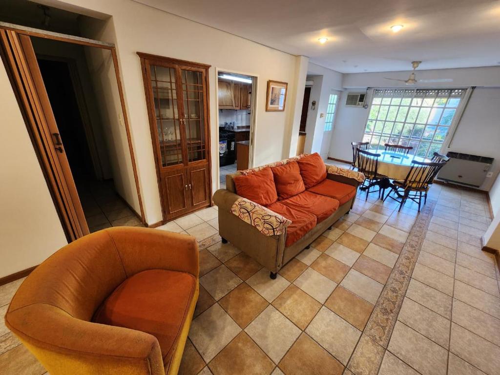 a living room with a couch and chairs and a table at Departamento Microcentro San Rafael in San Rafael