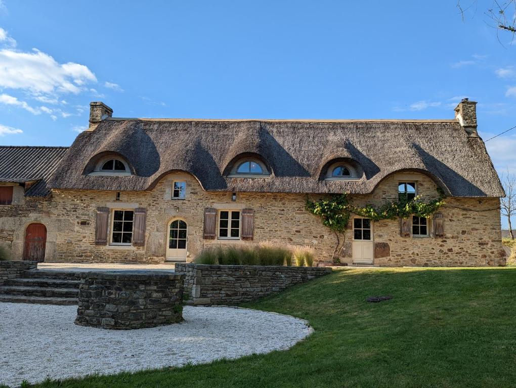 an old stone house with a roof at Ty Bras - 8000 m² de jardin in Camors