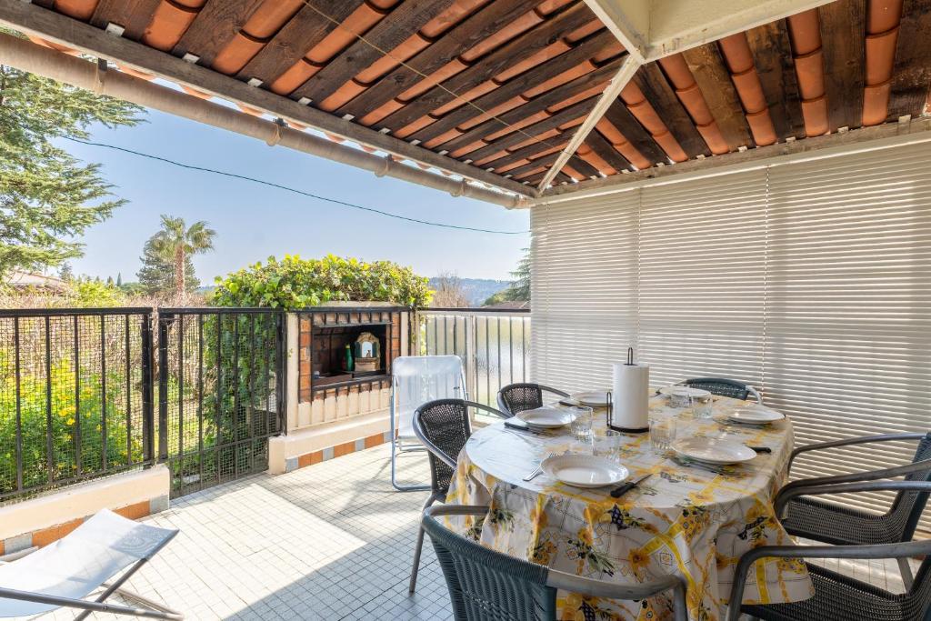 a patio with a table and chairs on a balcony at Le cocon de Boutiny - à Peymeinade in Peymeinade