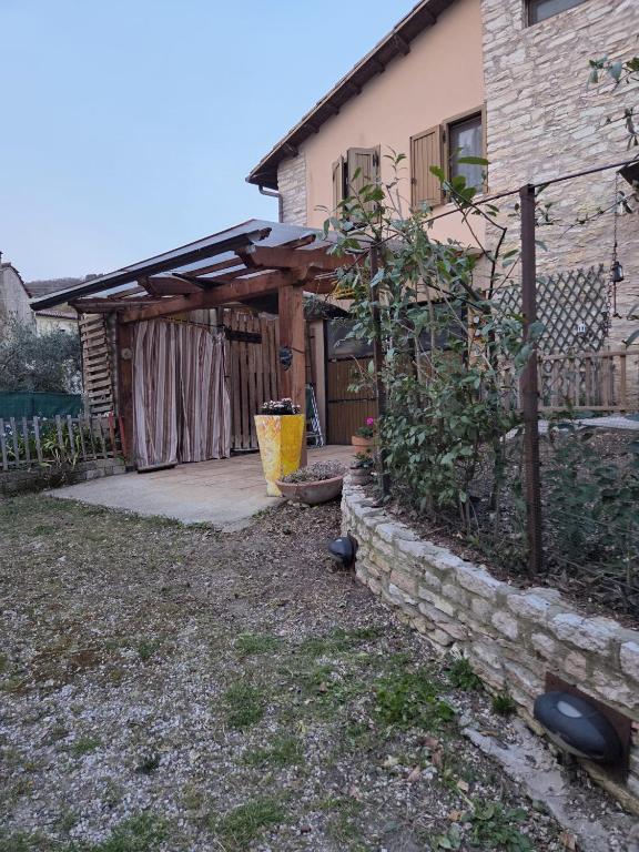 a backyard of a house with a patio at La Volpe e L'Iris in Campiano, Province of Verona