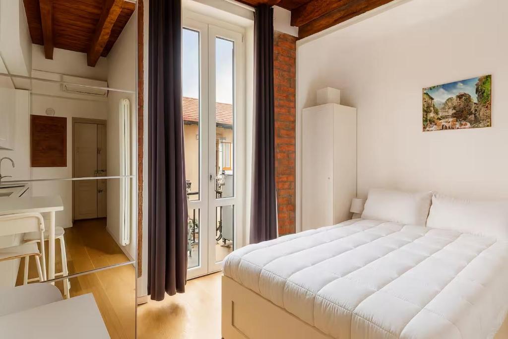 Elegant Oasis 10 min Central Station with Balcony e WIFI near M1 Rovereto