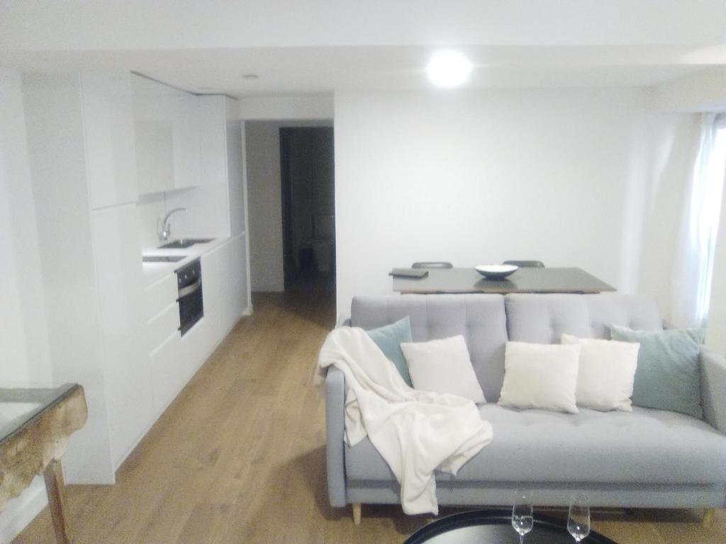 sala de estar con sofá y mesa en Apartamento El Reloj en San Sebastián