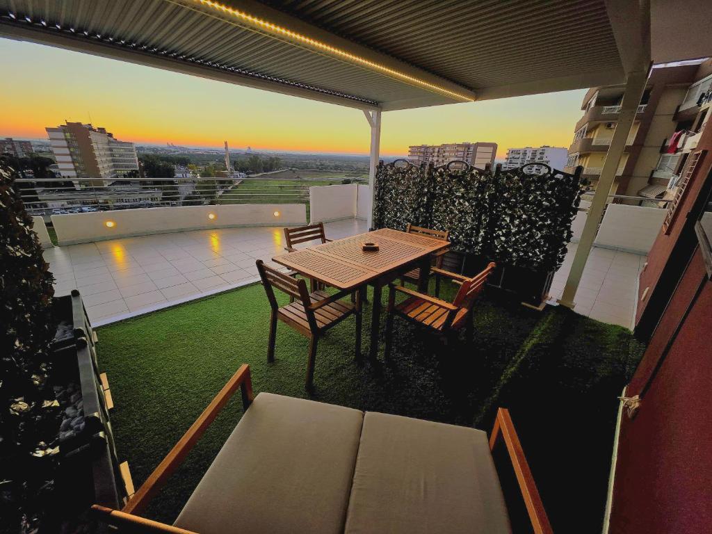 Balcó o terrassa a APT-Large Private Terrace - Sleeps 6 - Close to Bari Airport - Spacious and Relaxing-DDN House