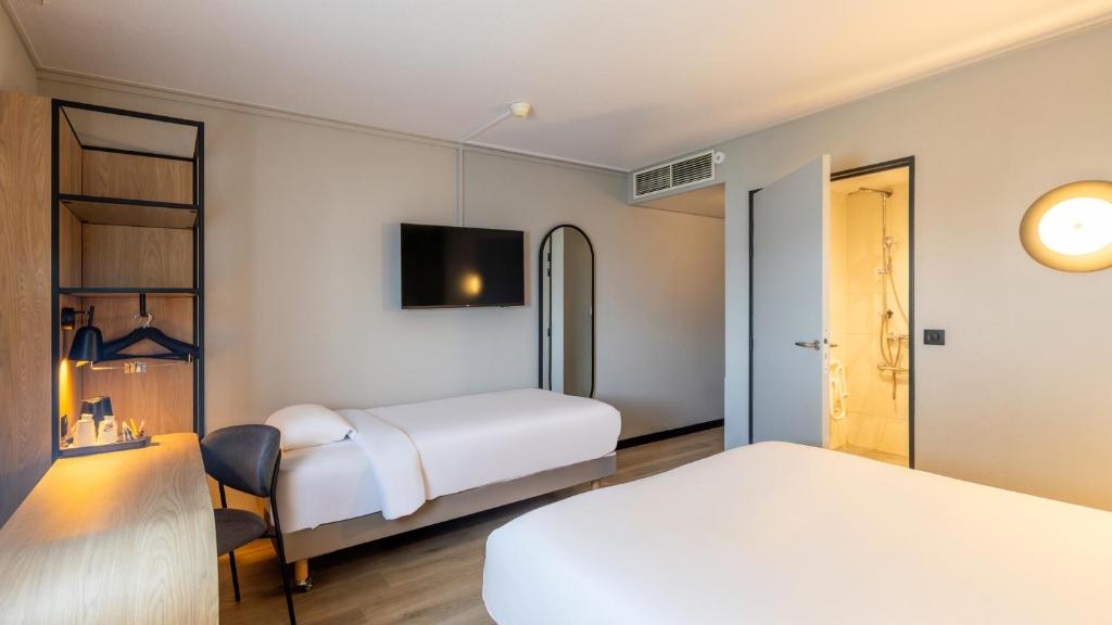 Campanile PRIME - Roissy - Aéroport Paris CDG - 一张双人床 一张单人床 - 下一代客房