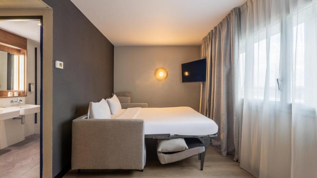 Campanile PRIME - Roissy - Aéroport Paris CDG - Superior King Room With Double Sofa Bed