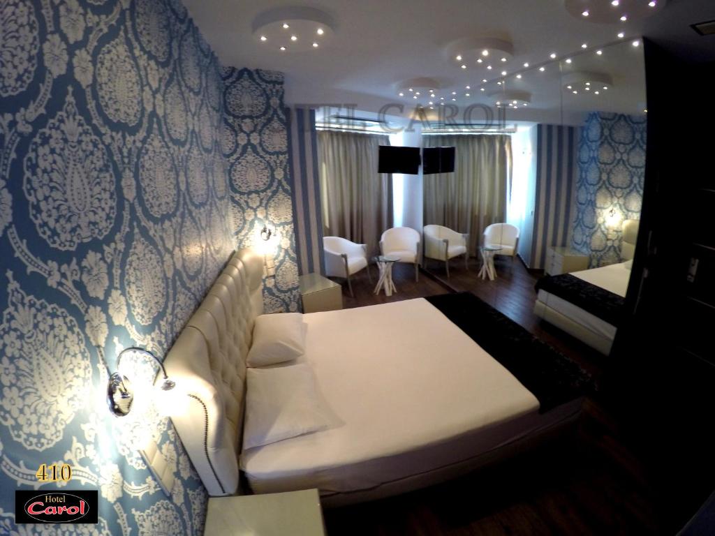 Postel nebo postele na pokoji v ubytování Carol Hotel