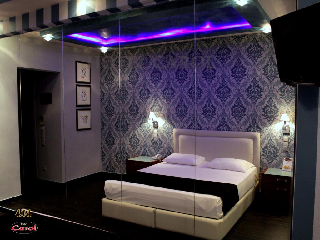 Postel nebo postele na pokoji v ubytování Carol Hotel