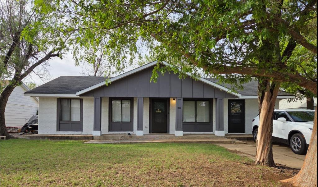 a house with a car parked in front of it at Charming Midwest 3 Bedrooms 2 Bathrooms in Altus