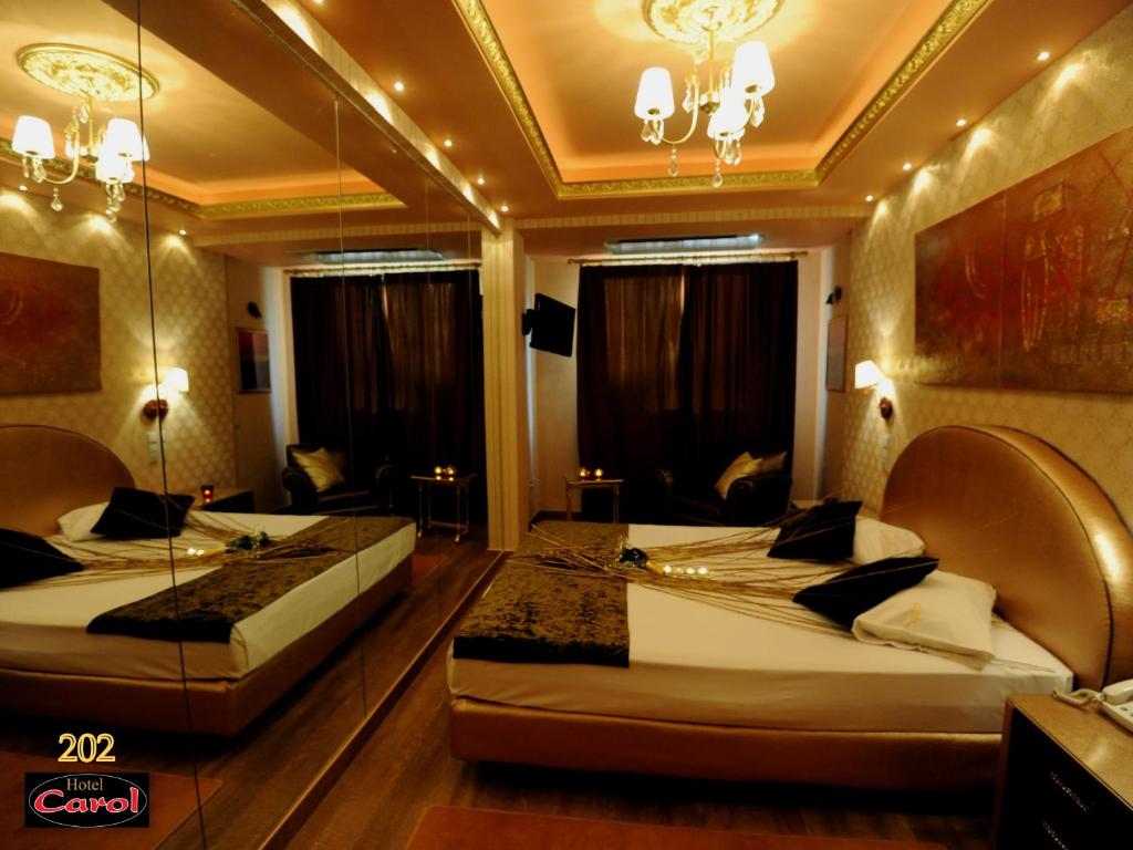 Postel nebo postele na pokoji v ubytování Carol Hotel
