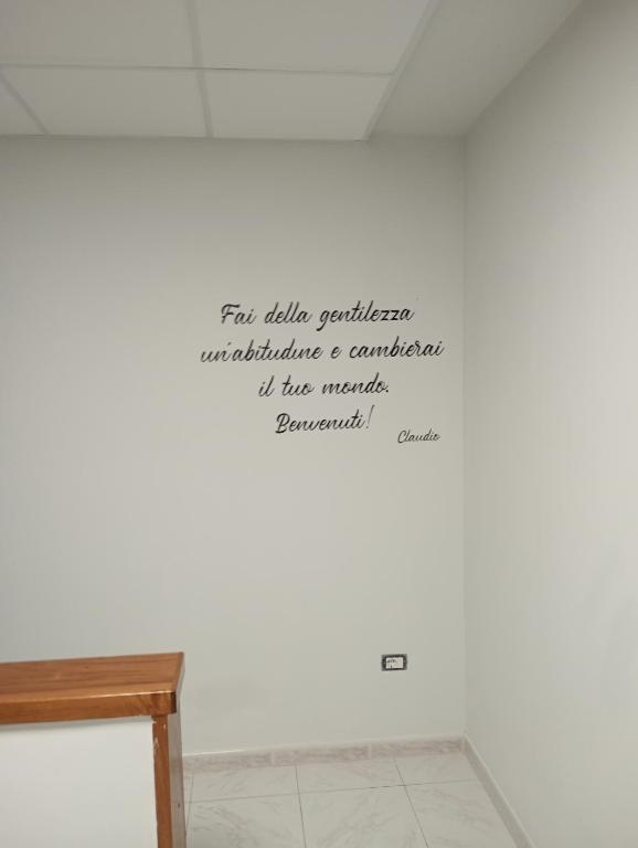 a wall with a writing on the wall at B&B Porta Roma in Capua