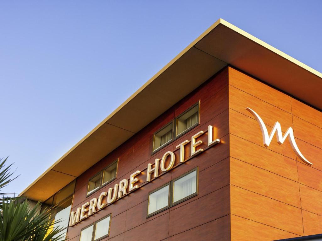 a sign on the side of a hotel at Mercure Agen Centre in Agen