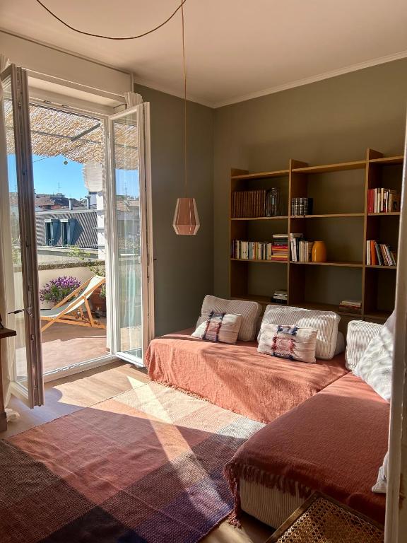 Sunny New Apt with Terrace 2 min Metro