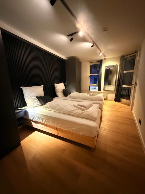 two beds in a hotel room with lights on at 3-2-1meins Röntgen bis 3 Pers DTV 4 Sterne Parkplatz WLAN Self Check-in in Remscheid