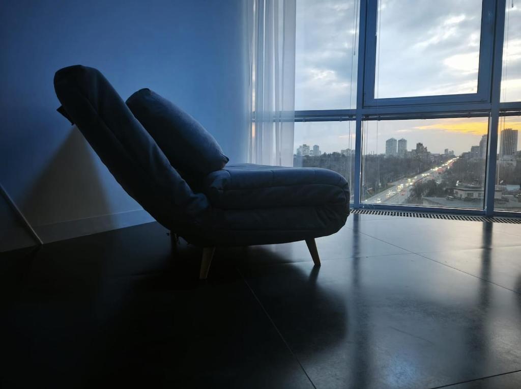 Smart Plaza Modern Apartment - Світла квартира з вражаючим видом - Метро КПІ 3 хв фото 4