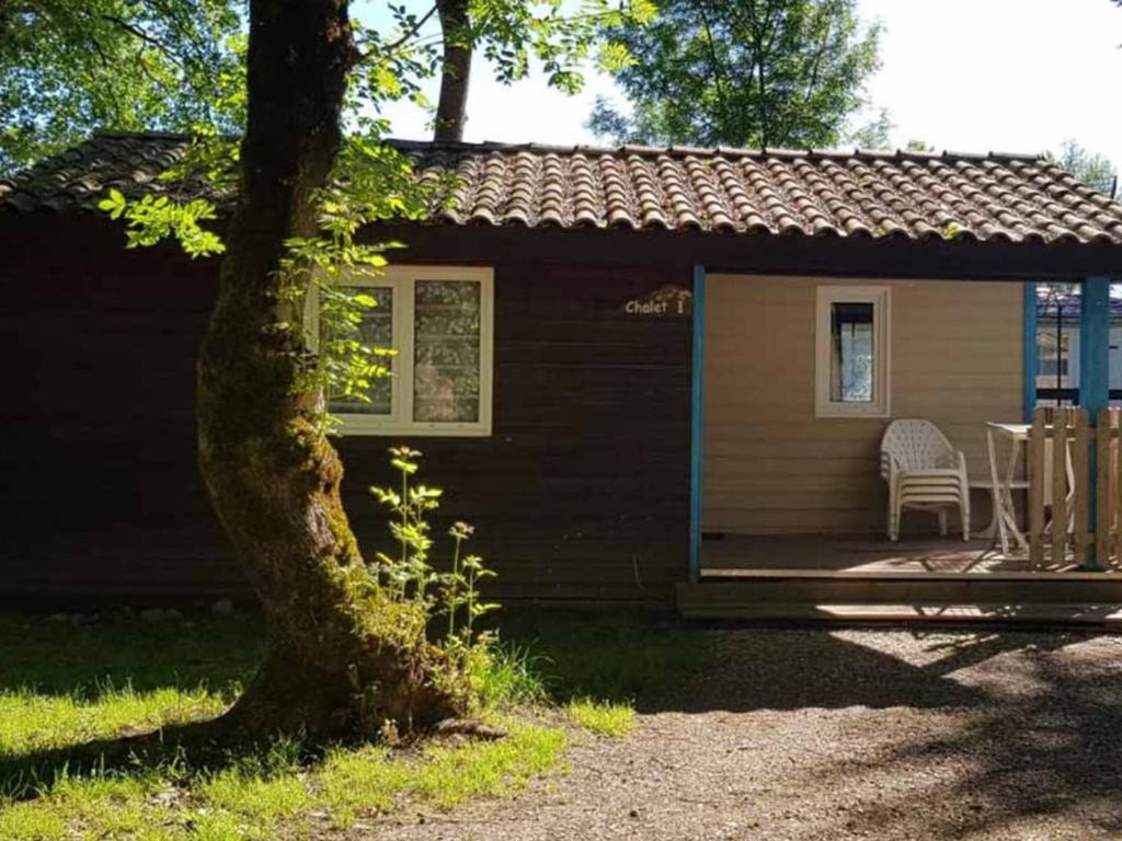 a small cabin with a table and chairs on the porch at Chalet avec terrasse - 6 pers. - API-1-52-2172 in Girac