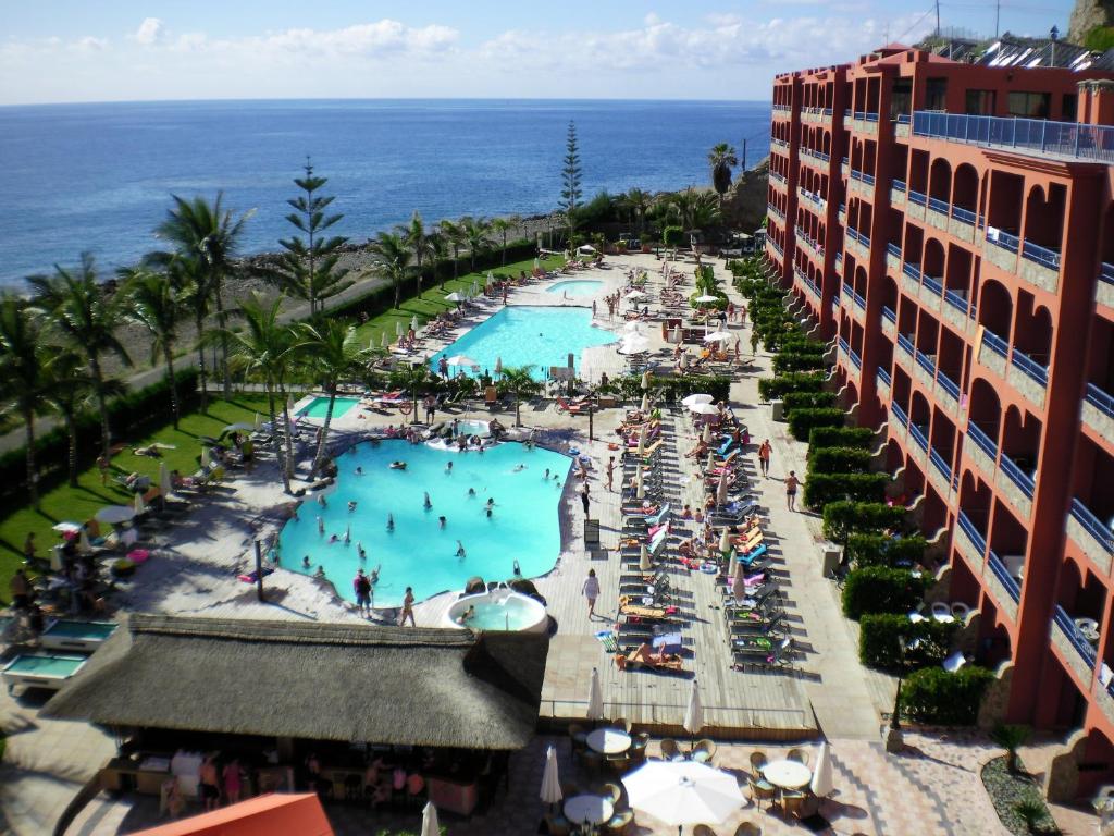 uma vista aérea de um resort com uma piscina em Riviera Peace em Mogán