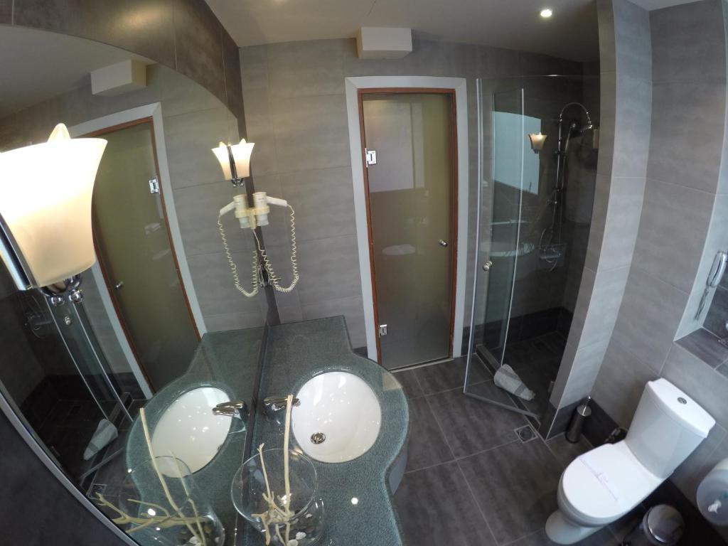 Koupelna v ubytování Carol Hotel
