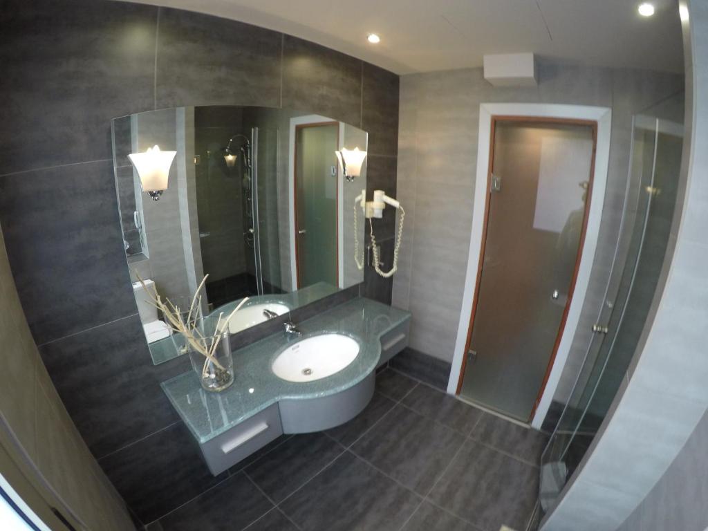 Koupelna v ubytování Carol Hotel