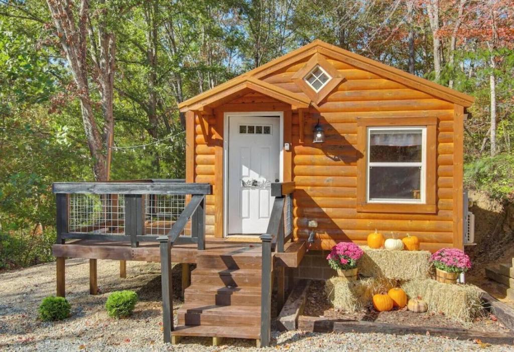 1ACozy Cabin in Cosby 1 King Bed 2 Queen Bunk Beds - Housity