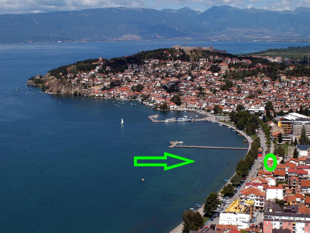 an island with a green arrow in the water at Apartments Tomic in Ohrid