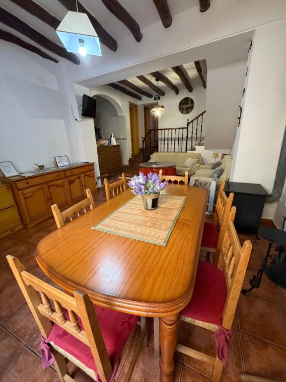 a dining room with a wooden table and chairs at Casa Fuenteblanca in Liétor