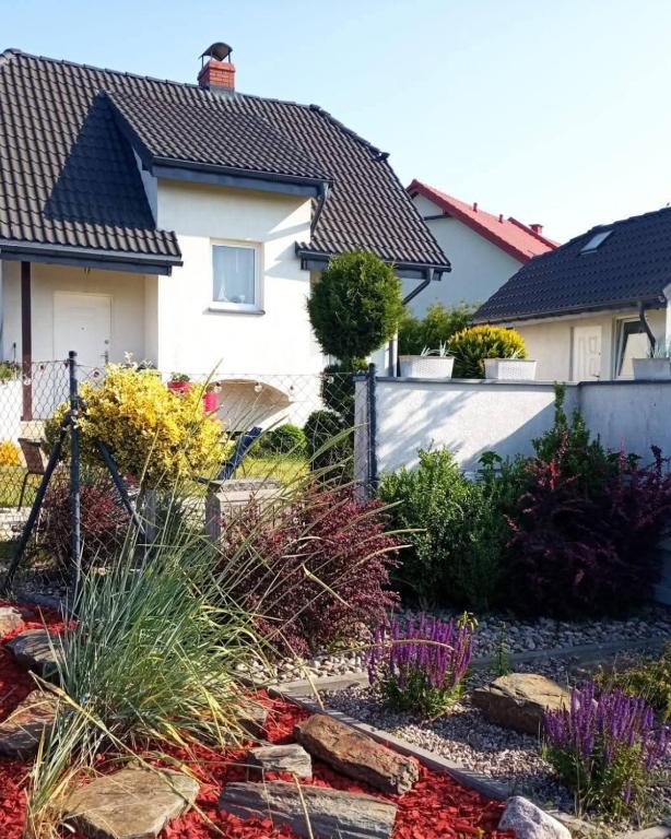 a garden in front of a house at Mistral Jarosławiec in Jarosławiec